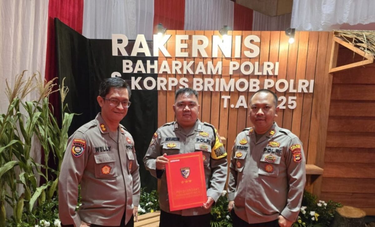 Bripka Andriansyah bersama pendamping Polres Pringsewu Ipda Eko Sujarwo dan Polda Lampung AKBP Welly saat foto bersama usai menerima penghargaan di Baharkam Polri, Kamis 15 Mei 2025 | Dok. Humas Polres Pringsewu.