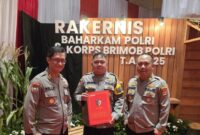 Bripka Andriansyah bersama pendamping Polres Pringsewu Ipda Eko Sujarwo dan Polda Lampung AKBP Welly saat foto bersama usai menerima penghargaan di Baharkam Polri, Kamis 15 Mei 2025 | Dok. Humas Polres Pringsewu.