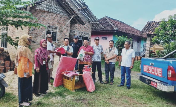 Dinas Sosial Kabupaten Pringsewu saat menyerahkan bantuan ke rumah Larto di Pekon Candi Retno, Pagelaran, Jumat 16 Mei 2025 | Dok. Humas Pemkab Pringsewu.