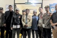 Keluarga korban saat mengucapkan terima kasih kepada semua pihak yang telah membantu evakuasi Diswanto dari gunung pesagi, Jumat 16 Mei 2025, malam | Dok. Polres Lampung Barat.
