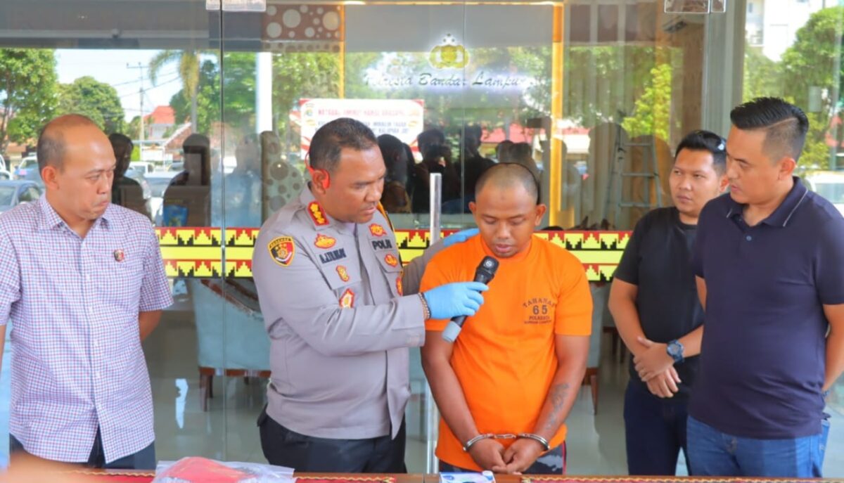 Tersangka MS saat memberikan keterangan kepada awak media dihadapan Kapolresta Bandar Lampung, Jumat 16 Mei 2025 | Erwin/Media Prioritastv.com.