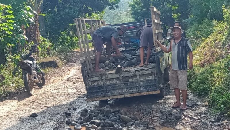 Warga Pekon Kubulangka, Cukuh Balak menggunakan mobil pickup L300 saat menimbun jalan Pekon Margamulya, Kekumbayan Barat menggunakan batu-batu kecil, Jumat 16 Mei 2025 | Aulia Rifai/Media Prioritastv.com.