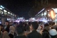 Keluarga jamaah haji saat mengantar ke berangkatan di Komplek Pemkab Tanggamus, Sabtu 17 Januari 2025 | Herdi/Media Prioritastv.com.