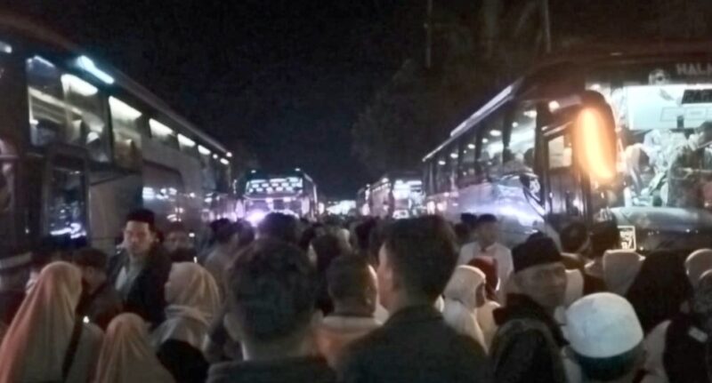 Keluarga jamaah haji saat mengantar ke berangkatan di Komplek Pemkab Tanggamus, Sabtu 17 Januari 2025 | Herdi/Media Prioritastv.com.
