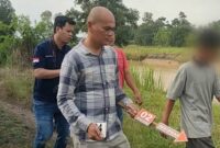 Polisi saat melakukan olah TKP Pembunuhan oleh dua remaja kembar di Punggur, Seputih Raman, Lampung Tengah | Ist.