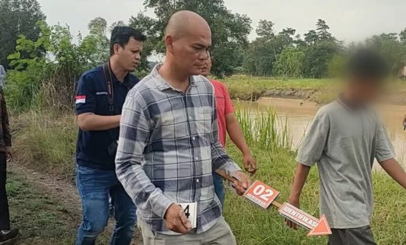 Polisi saat melakukan olah TKP Pembunuhan oleh dua remaja kembar di Punggur, Seputih Raman, Lampung Tengah | Ist.