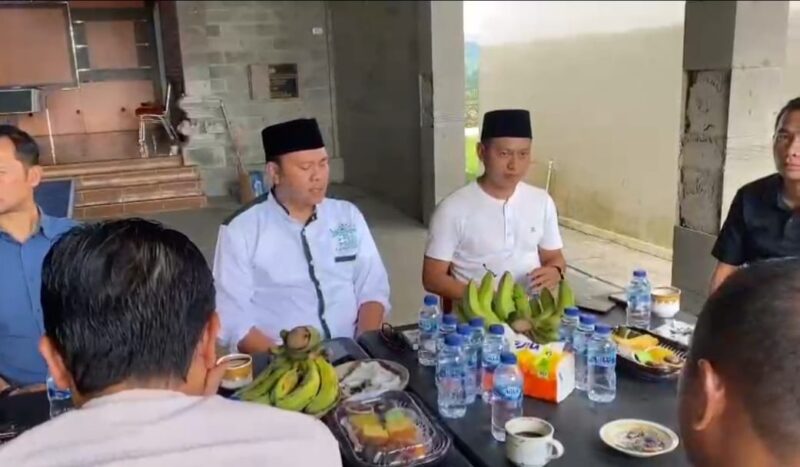 Anggota DPRD Tanggamus, Irsi Jaya saat menyampaikan permohonan maaf secara terbuka dihadapan Ketua Forum R2 dan R3 Tanggamus disaksikan perwakilan Bupati, Ketua DPRD dan Kapolres Tanggamus, Sabtu 17 Mei 2025 | Dok. Forum R2 dan R3 Tanggamus.