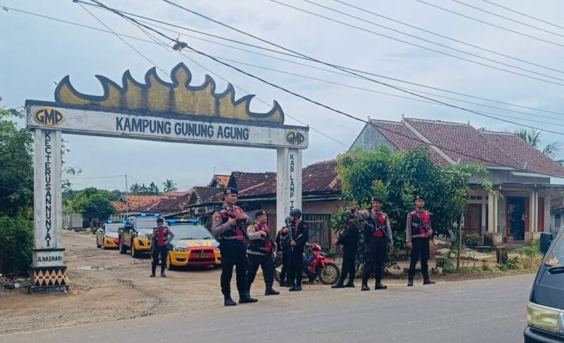 Petugas gabungan saat melaksanakan patroli di Kampung Gunung Agung, Terusan Nunyai, Senin 19 Mei 2025 | Dok. Humas Polres Lampung Tengah.