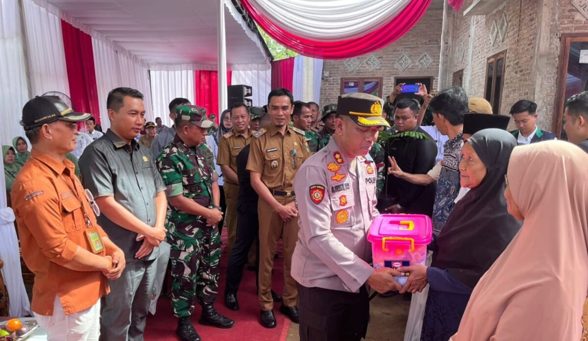 Kapolres Tanggamus AKBP Rahmad Sujatmiko saat menyerahkan bantuan dalam program TMMD Kodim 0424 Tanggamus, Senin 19 Mei 2025 | Dok. Humas Polres Tanggamus.