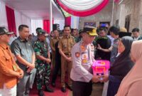 Kapolres Tanggamus AKBP Rahmad Sujatmiko saat menyerahkan bantuan dalam program TMMD Kodim 0424 Tanggamus, Senin 19 Mei 2025 | Dok. Humas Polres Tanggamus.