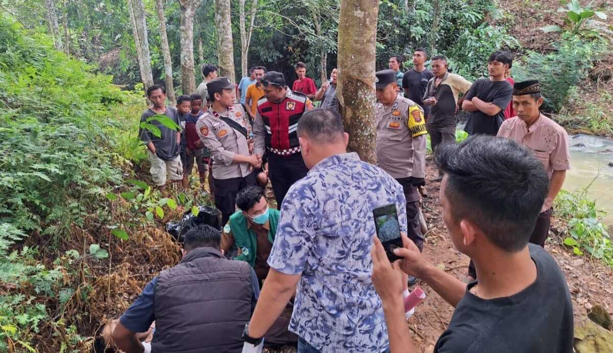 Polisi saat melakukan identifikasi temuan mayat pria di pinggir sungai Talang Lebar area PTPN VII, Pugung, Tanggamus, Senin 19 Mei 2025 | Dok. Humas Polres Tanggamus.