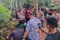 Polisi saat melakukan identifikasi temuan mayat pria di pinggir sungai Talang Lebar area PTPN VII, Pugung, Tanggamus, Senin 19 Mei 2025 | Dok. Humas Polres Tanggamus.