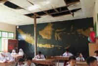 Ruangan SDN 1 Pekon Tanjung Baru, Ulu Belu, Tanggamus yang memprihatinkan dengan 2 tiang penyangga, Senin 19 Mei 2025 | Herdi/Media Prioritastv.com.