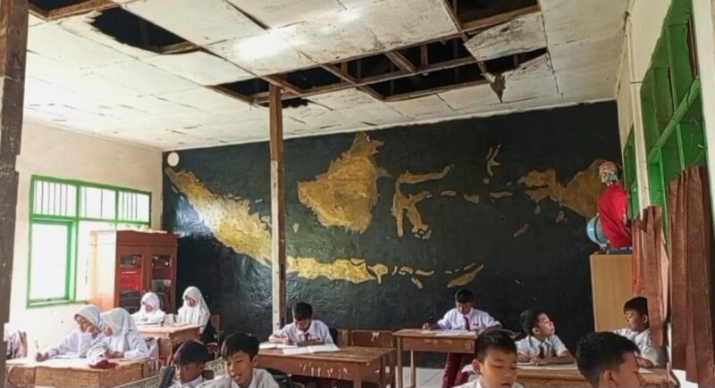 Ruangan SDN 1 Pekon Tanjung Baru, Ulu Belu, Tanggamus yang memprihatinkan dengan 2 tiang penyangga, Senin 19 Mei 2025 | Herdi/Media Prioritastv.com.
