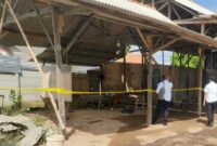 Polisi saat memasang police line di belakang rumah Sukardi, Kakam Gunung Agung, Terusan Nunyai, Lampung Tengah, Senin 19 Mei 2025 | Dok. Humas Polres Lampung Tengah.
