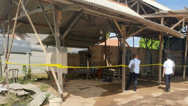 Polisi saat memasang police line di belakang rumah Sukardi, Kakam Gunung Agung, Terusan Nunyai, Lampung Tengah, Senin 19 Mei 2025 | Dok. Humas Polres Lampung Tengah.