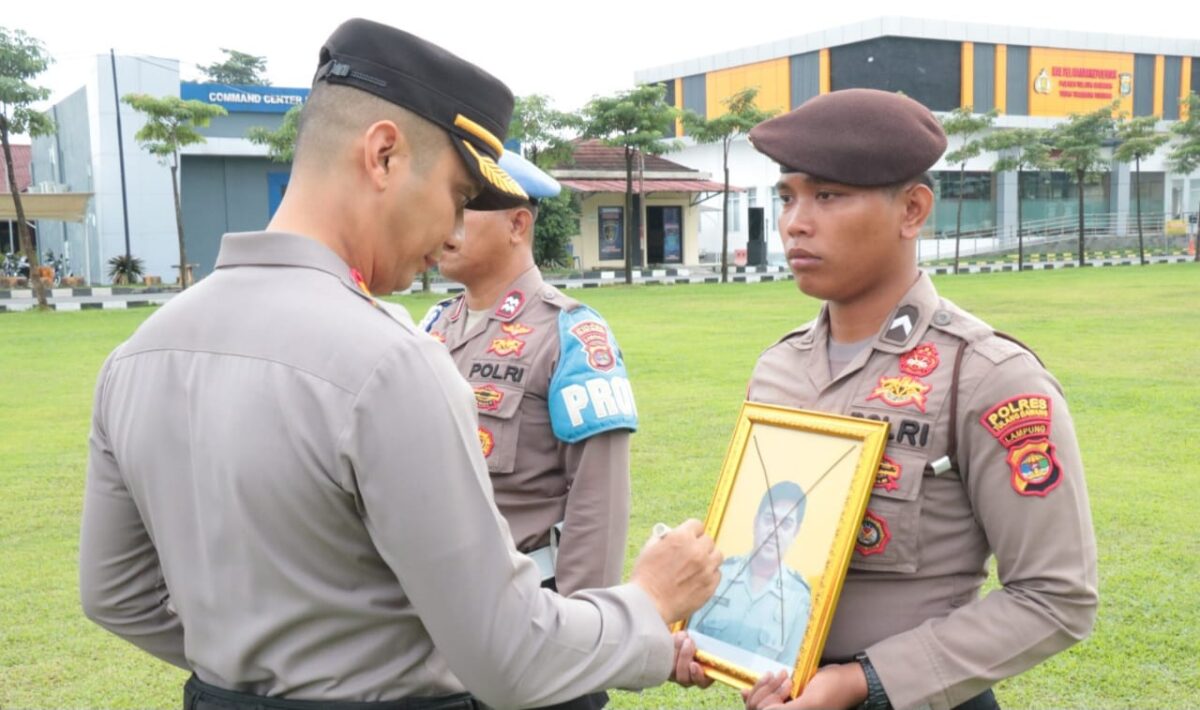 Kapolres Tulang Bawang AKBP Yuliansyah saat mencoret foto Bripka Nurdin   tanda pemecatan dari Anggota Polri, Selasa 20 Mei 2025 | Dok. Humas Polres Tulang Bawang.