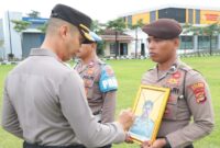 Kapolres Tulang Bawang AKBP Yuliansyah saat mencoret foto Bripka Nurdin   tanda pemecatan dari Anggota Polri, Selasa 20 Mei 2025 | Dok. Humas Polres Tulang Bawang.