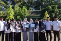 Penyerahan penghargaan MAN 1 Tanggamus kepada Atika Asma Nabila dan Amelia Zahra Agustina usai upacara Hari Kebangkitan Nasional ke 117 Tahun 2025, Selasa 20 Mei 2025 | Edi Hidayat/Media Prioritastv.com.