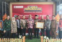Bupati Tanggamus, Moh. Saleh Asnawi saat menerima Sertifikat Indikasi Geografis (IG) Manggis Saburai Tanggamus di Kanwil Kemenkum Lampung, Senin 19 Mei 2025.
