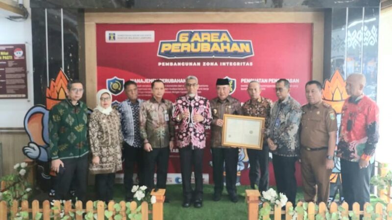 Bupati Tanggamus, Moh. Saleh Asnawi saat menerima Sertifikat Indikasi Geografis (IG) Manggis Saburai Tanggamus di Kanwil Kemenkum Lampung, Senin 19 Mei 2025.