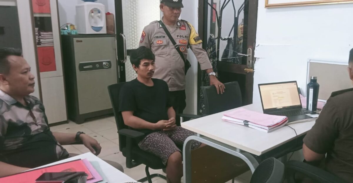 Tersangka Mustakim saat dilimpahkan ke Cabjari Tanggamus di Talang Padang, Senin 19 Mei 2025 | Dok. Humas Polres Tanggamus.