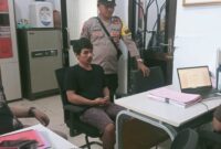 Tersangka Mustakim saat dilimpahkan ke Cabjari Tanggamus di Talang Padang, Senin 19 Mei 2025 | Dok. Humas Polres Tanggamus.