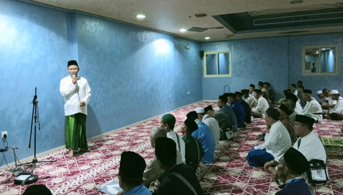 Hi. Nursaad petugas Haji Tanggamus saat memberikan tausiah di Mushola Hotel Al Rawabi Muna Arab Saudi, Selasa 20 Mei 2025, malam | Dok. Istimewa.
