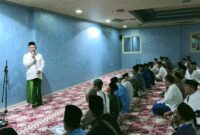 Hi. Nursaad petugas Haji Tanggamus saat memberikan tausiah di Mushola Hotel Al Rawabi Muna Arab Saudi, Selasa 20 Mei 2025, malam | Dok. Istimewa.