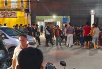 Situasi warga yang sedang berkumpul di RS MHC paska  penusukan korban Aldi Marzuki di Bendungan Albaret, Simpang Pematang, Mesuji, Selasa 20 Mei 2025 |  Ist.