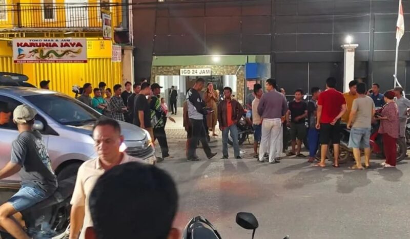Situasi warga yang sedang berkumpul di RS MHC paska penusukan korban Aldi Marzuki di Bendungan Albaret, Simpang Pematang, Mesuji, Selasa 20 Mei 2025 | Ist.