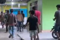 Diduga keluarga korban saat melakukan pencarian pelaku penusukan terhadap Aldi, Selasa 20 Mei 2025 | Tangkapan Layar Video.