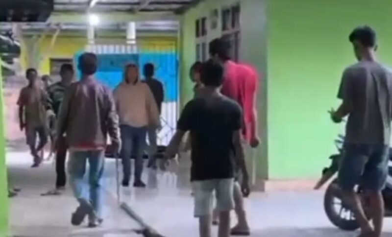 Diduga keluarga korban saat melakukan pencarian pelaku penusukan terhadap Aldi, Selasa 20 Mei 2025 | Tangkapan Layar Video.