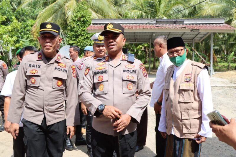 Kapolres Tanggamus AKBP Rahmad Sujatmiko saat disambut Kapolsek Pematang Sawa Ipda Ahmad Rais, Rabu 21 Mei 2025 | Dok. Humas Polres Tanggamus.