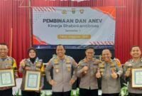 Foto bersama Kasat Binmas Polres Lampung Timur Iptu Eko Sujarwo usai personilnya menerima penghargaan Polda Lampung, Rabu 21 Mei 2025 | Dok. Humas Polres Lampung Timur.