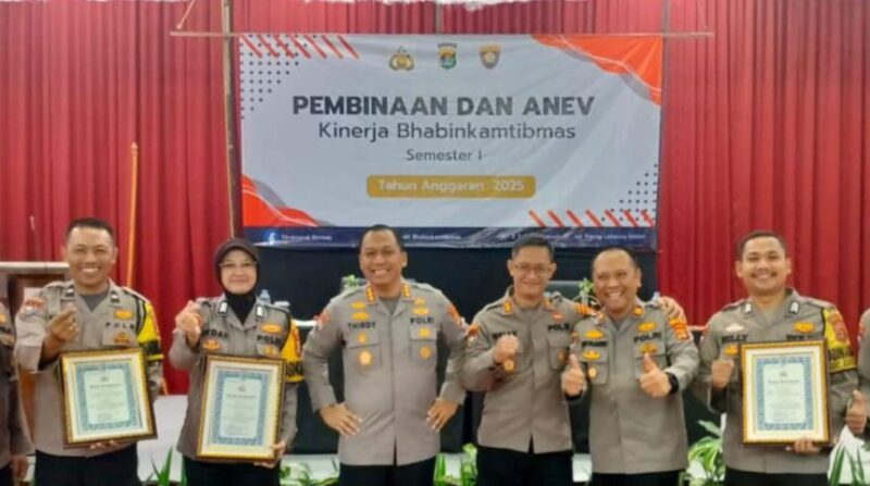 Foto bersama Kasat Binmas Polres Lampung Timur Iptu Eko Sujarwo usai personilnya menerima penghargaan Polda Lampung, Rabu 21 Mei 2025 | Dok. Humas Polres Lampung Timur.