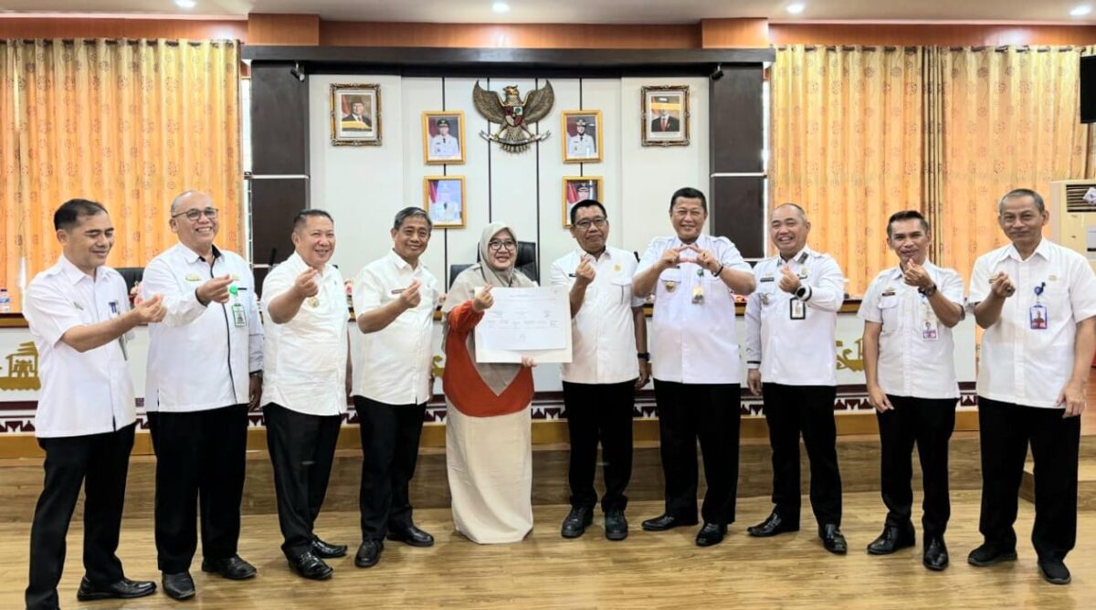 Foto bersama usai pembukaan Forum Satu Data Indonesia pada Rabu, 21 Mei 2025, bertempat di Ruang Rapat Utama Pemkab Tanggamus, Rabu 21 Mei 2025 | Herdi/Media Prioritastv.com.