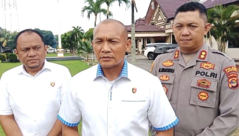 Dirkrimum Polda Lampung Kombes Pahala Simanjuntak bersama Dirkrimsus Kombes Derry Agung dan AKBP Alsyahendra saat memberikan keterangan pers, Rabu 21 Mei 2025 | Dok. Humas Polres Tanggamus.