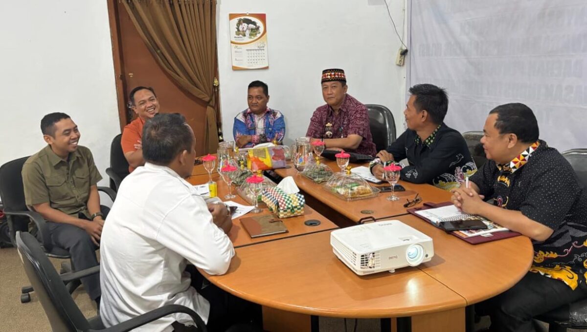 Asisten Perekonomian dan Pembangunan Tanggamus Hendra Wijaya Mega saat menyambut tim KLKH RI di Kantor Dinas LH Tanggamus, Kamis 22 Mei 2025 | Herdi/Media Prioritastv.com.