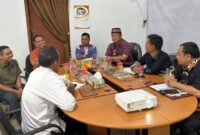Asisten Perekonomian dan Pembangunan Tanggamus Hendra Wijaya Mega saat menyambut tim KLKH RI di Kantor Dinas LH Tanggamus, Kamis 22 Mei 2025 | Herdi/Media Prioritastv.com.