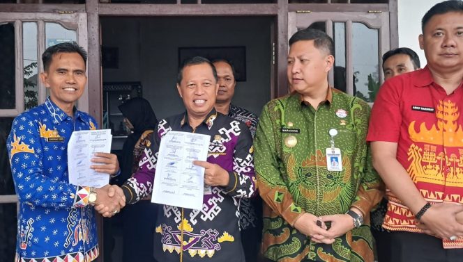 
					Peyerahan berita acara verifikasi pemekaran calon pekon Girimulyo dari induknya Pekon Ngarip Ulu Belu, Kamis 22 Mei 2025 | Asrul Ariski/Media Prioritastv.com.