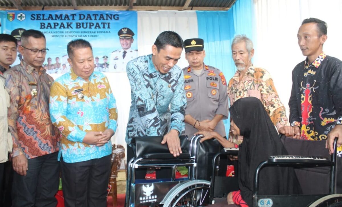 Wabup Tanggamus, Agus Suranto saat menyerahkan kursi roda kepada salah satu penerima di UPTD Puskesmas Bandar Negeri Semuong, Kamis 22 Mei 2025 | Herdi/Media Prioritastv.com.