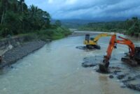 Alat berat yang digunakan normalisasi aliran sungai Way Semong, BNS, Tanggamus, Kamis 22 Mei 2025 | Edi Hidayat/Media Prioritastv.com.
