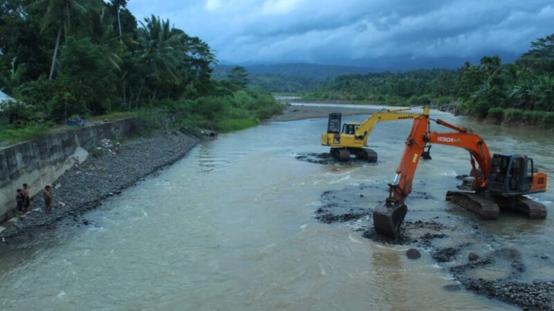 Alat berat yang digunakan normalisasi aliran sungai Way Semong, BNS, Tanggamus, Kamis 22 Mei 2025 | Edi Hidayat/Media Prioritastv.com.