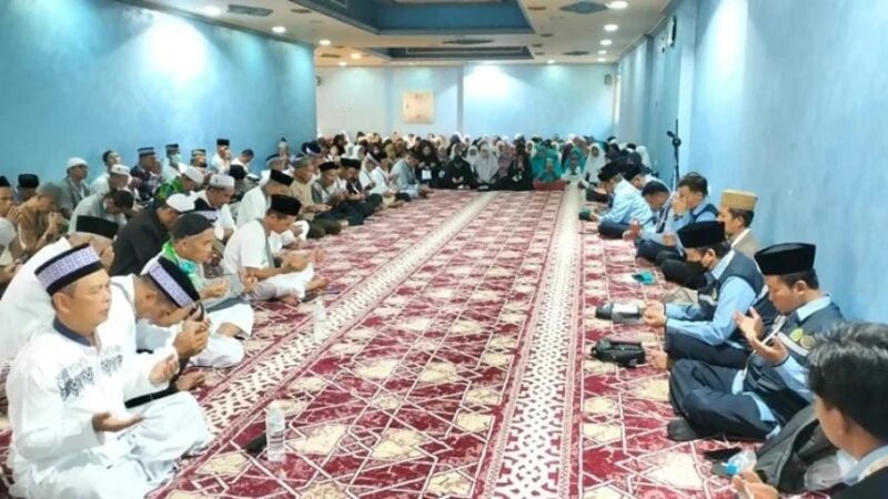 Jamaah Haji Tanggamus saat melaksanakan doa bersama di Mushola Hotel Al Rawabi Muna, Arab Saudi, Rabu 21 Mei 2025 |