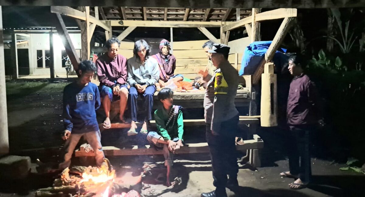 Bhabinkamtibmas Aiptu Rasdin saat meninjau pos ronda di Ulu Belu, Tanggamus, Kamis 22 Mei 2025, malam | Asrul Ariski/Media Prioritastv.com.