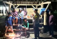 Bhabinkamtibmas Aiptu Rasdin saat meninjau pos ronda di Ulu Belu, Tanggamus, Kamis 22 Mei 2025, malam | Asrul Ariski/Media Prioritastv.com.