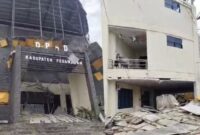 Kolase foto ambruknya banguanan depan DPRD Pesawaran yang diabadikan warga, Jumat 23 Mei 2025 | Dok. Tangkapan Layar Video.