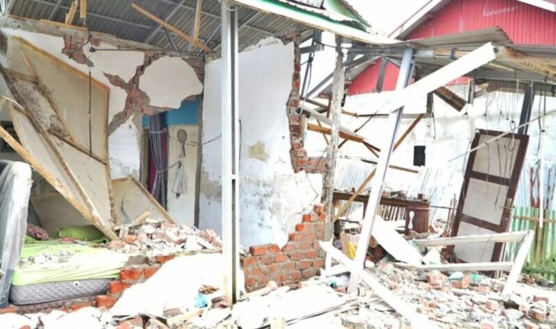 Kondisi rumah warga yang mengalami rusak berat paska gempa di Bengkulu, Jumat 23 Mei 2025 |