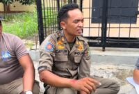 Anggota Satpol PP, Catur saat menceritakan detik-detik ambruknya atap depan kantor DPRD Pesawaran, Jumat 23 Mei 2025 | Ist.